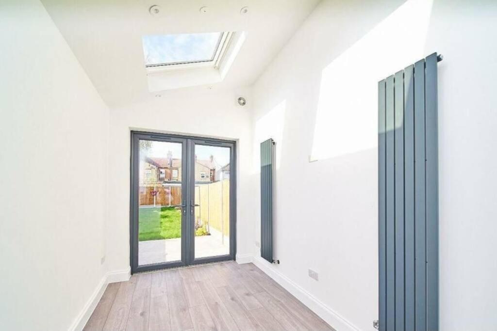 Spacious 4Br House, London, Sleeps 9, Parking Available Extérieur photo